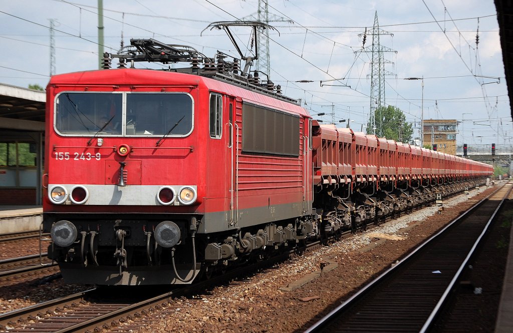 155 243-9 mit einem Ganzzug Sch�ttgutkippwagen vom Typ Fans 128 bei der Durchfahrt im Bhf. Flughafen Berlin-Sch�nefeld, 22.05.09