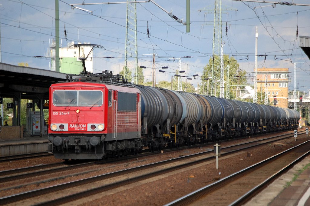 155 244-7 mit einem Ganzzug Kesselwagen (Bezin) bei der Durchfahrt im Bhf. Flughafen Berlin-Sch�nefeld, 16.09.10