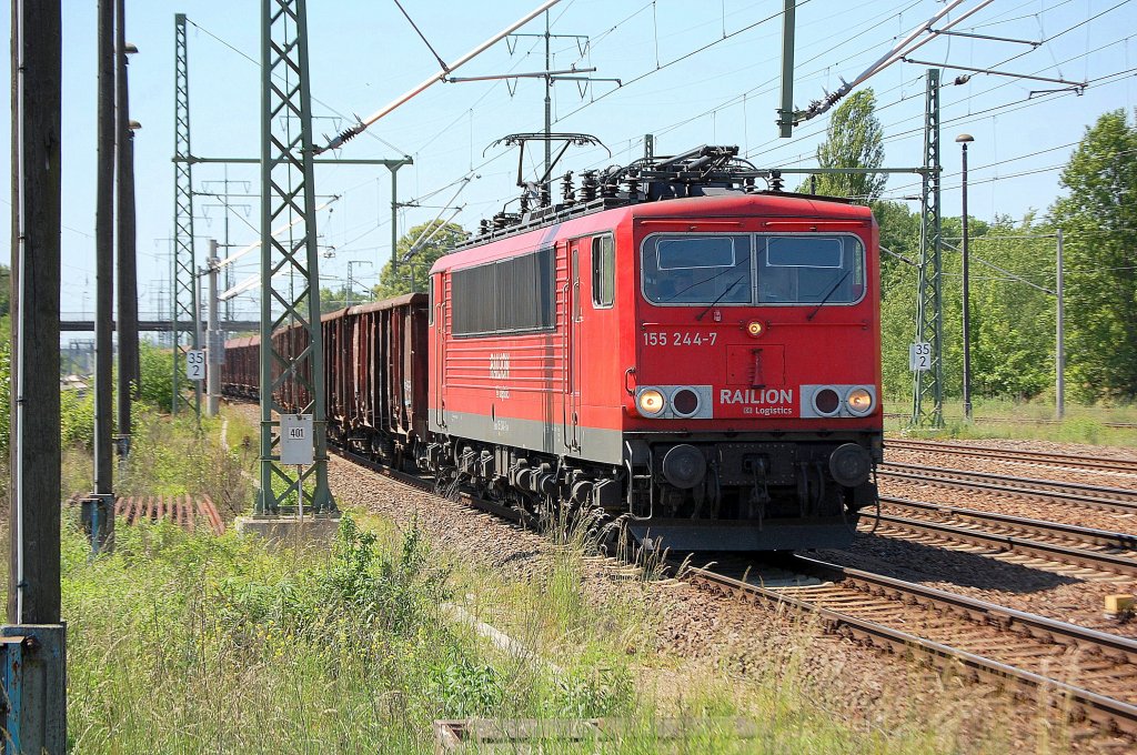 155 244-7 mit ganzzug offener G�terwagen bei der Durchfahrt im Bhf. Flughafen Berlin-Sch�nefeld, 30.05.11