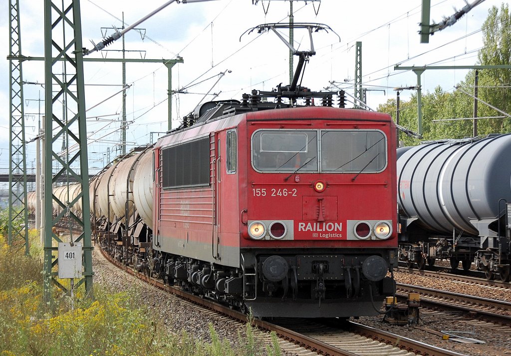 155 246-2 f�hrt mit einem Ganzzug Knickkesselwagen f�r Kreideschlamm zum Kurzhalt im Bhf. Flughafen Berlin-Sch�nefeld ein, 28.08.10 