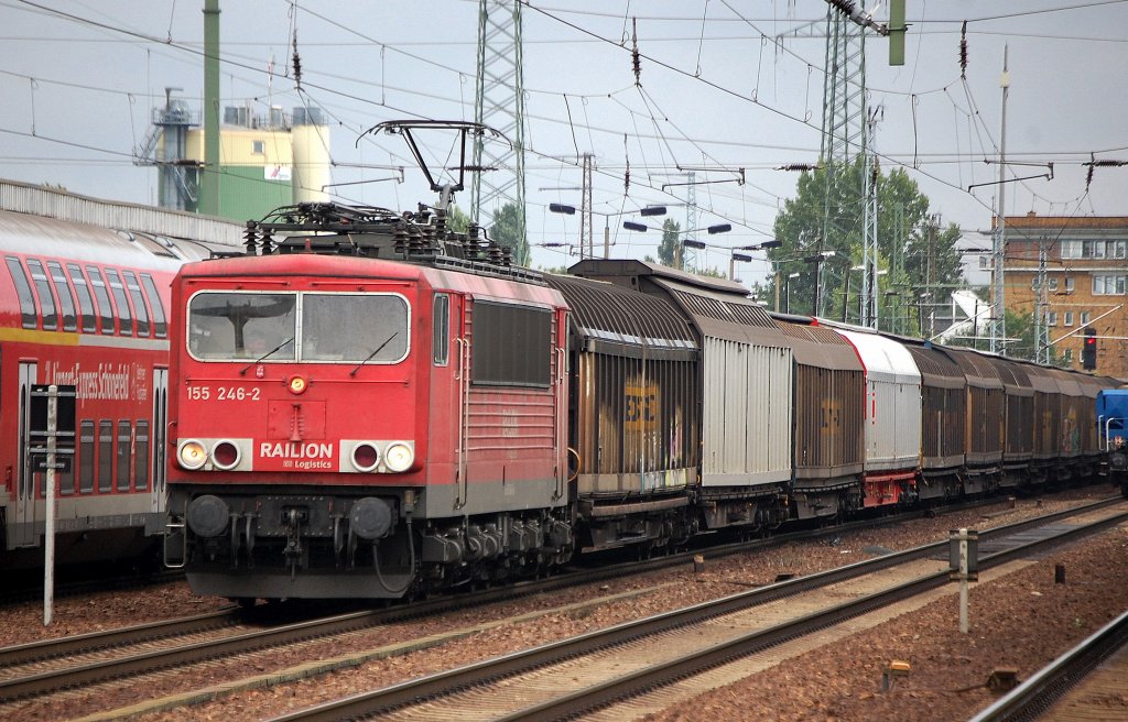 155 246-2 mit einem Ganzzug Schiebewandwagen bei der Durchfahrt im Bhf. Flughafen Berlin-Sch�nefeld, 18.08.10