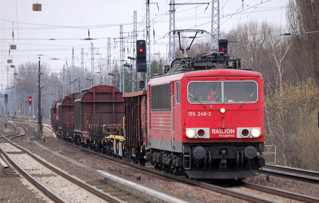 155 246-2 mit einem gemischten G�terzug, 31.03.11 Berlin-Karow.