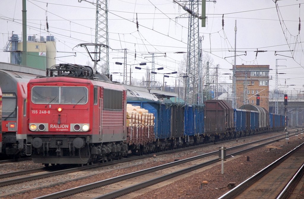 155 248-8 mit einem gemischten G�terzug bei der Durchfahrt im Bhf. Flughafen Berlin-Sch�nefeld, 07.02.11