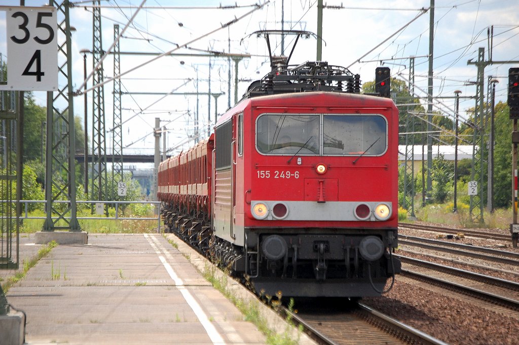 155 249-6 f�hrt zum Personalwechsel kurz im Bhf. Flughafen Berlin-Sch�nefeld ein mit Ganzzug Sch�tggutkippwagen, 19.07.11