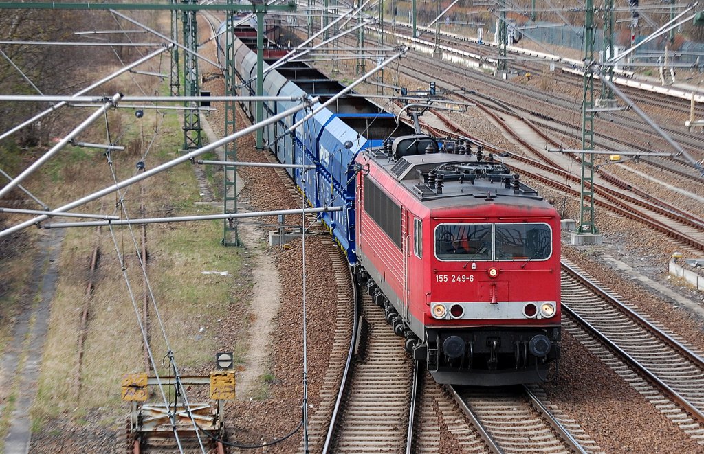 155 249-6 mit Leerzug polnischer Selbstentladewagen, 10.04.12 Berlin-Beusselbr�cke.
