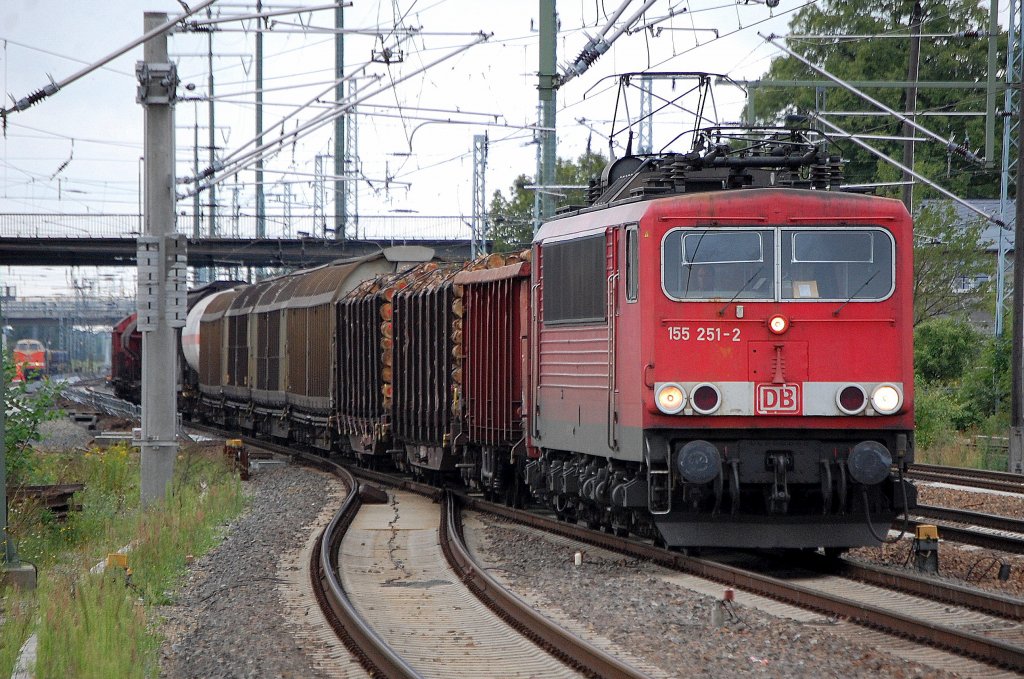 155 251-2 mit einem gemischten G�terzug bei der Durchfahtz im Bhf. Flughafen Berlin Sch�nefeld, 18.08.10