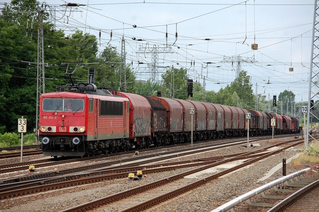 155 251-2 mit gemischtem G�terzug f�r Stahlerzeugnisse am 27.06.13 Berlin-Springpfuhl.