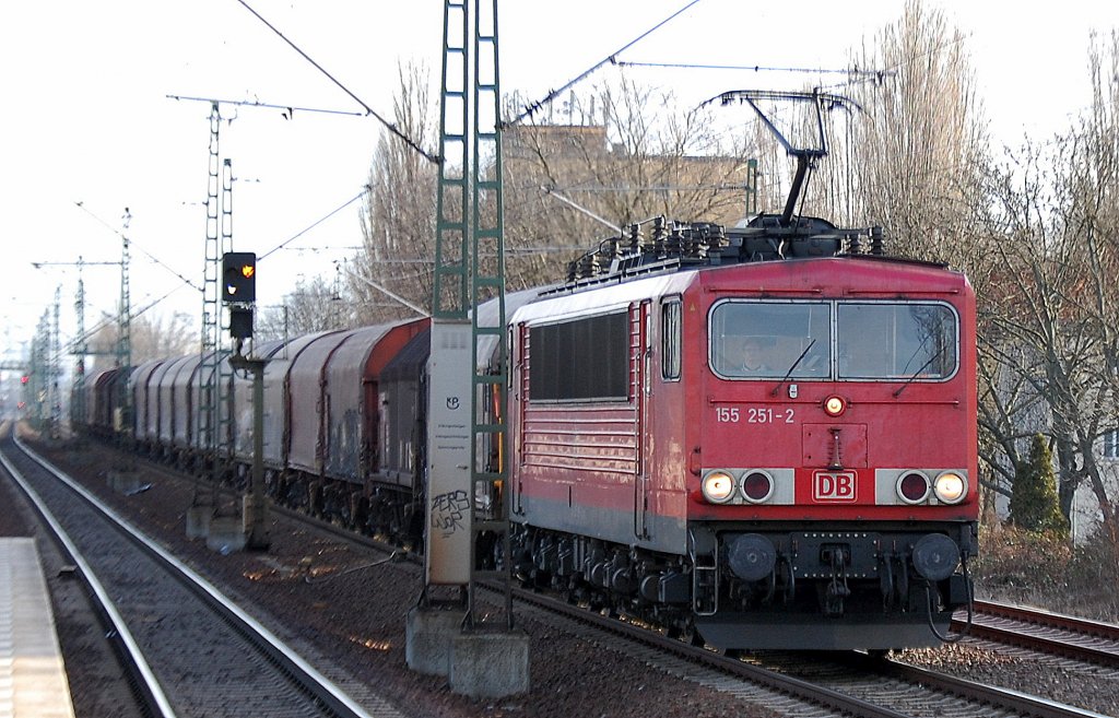 155 251-2 mit G�terwagenzug f�r Stahlcoils auf dem von G�terz�gen in letzter Zeit nur selten benutzten Berliner Innnenring Richtung Berlin-Grunewald am 31.01.13 H�he Berlin-Jungfernheide.