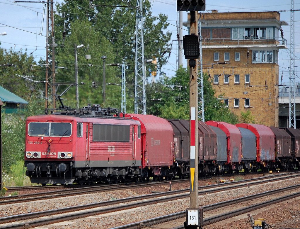 155 252-0 mit einem gemischten G�terzug, 19.07.11 Bhf. Flughafen Berlin-Sch�nefeld.