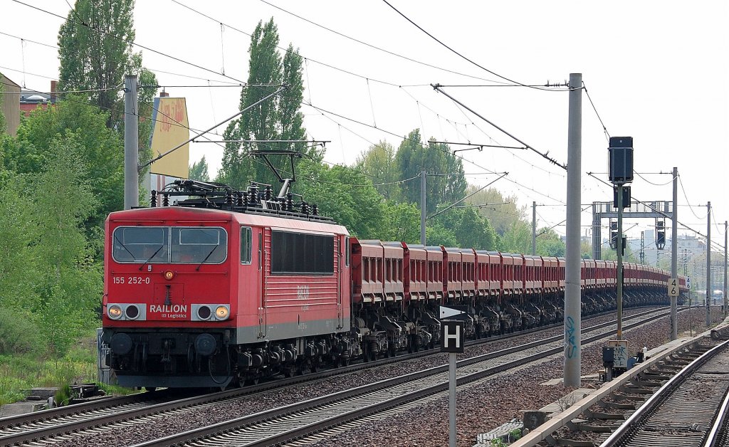 155 252-0 mit Ganzzug Sch�ttgutkippwagen Richtung Blankenburg am 08.05.13 Berlin-Pankow.