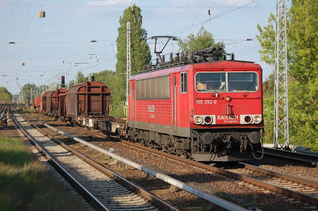 155 252-0 mit gemischtem G�terzug, 05.05.11 Berlin-Karow. 
