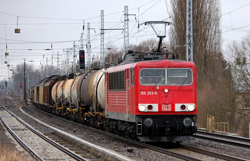 155 253-8 mit einem gemischten G�terzug, 12.03.12 Berlin-Karow.