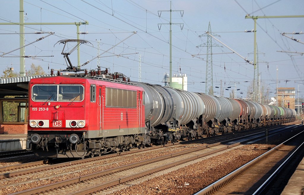 155 253-8 mit Kesselwagenzug bei der Durchfahrt im Bhf. Flughafen Berlin-Sch�nefeld, 31.10.12