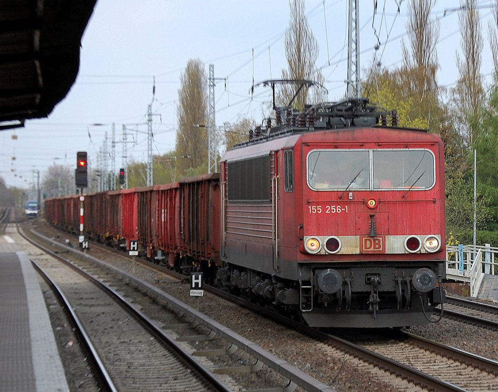 155 256-1 mit einem Ganzzug offener G�terwagen Richtung Karower Kreuz Berlin, 20.04.10 Berlin-Karow.