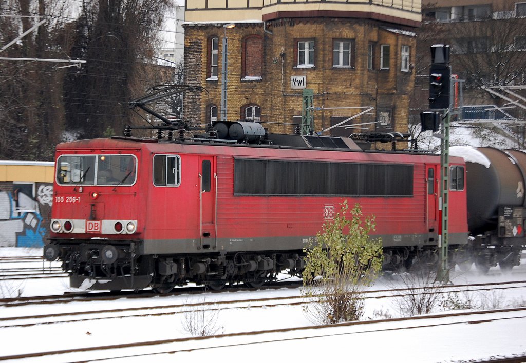 155 256-1 mit einem Kurzzug gemischter Kesselwagen Richtung Berlin-Wedding, 03.12.10 Berlin-Beusselstr.