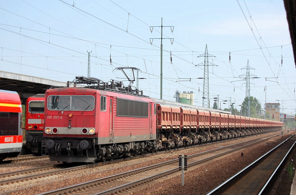 155 257-9 mit einem Ganzzug Sch�ttgutkippwagen bei der Durchfahrt im Bhf. Flughafen Berlin-Sch�nefeld, 18.05.11