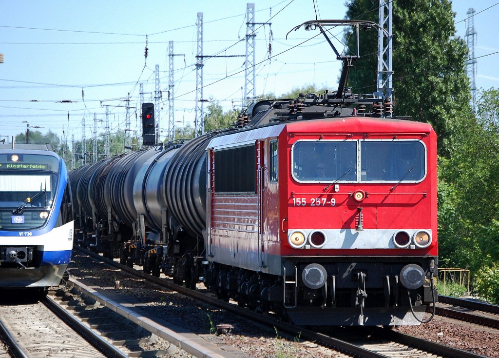 155 257-9 mit Kesselwagenzug Richtung Karower Kreuz Berlin, 13.05.09 Berlin-Karow.