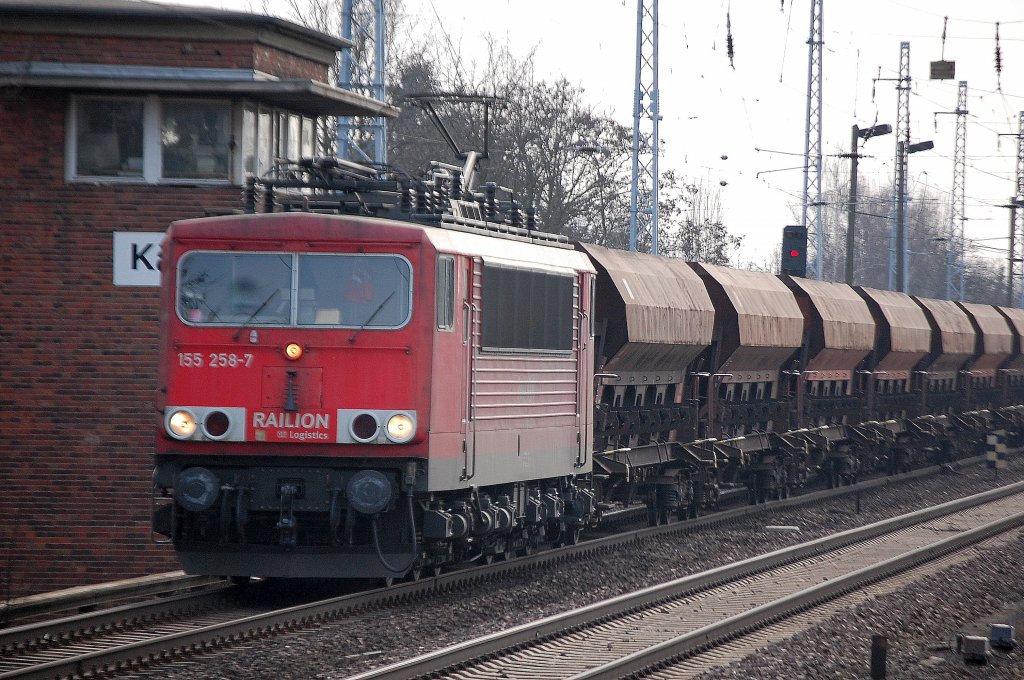 155 258-7 mit einem Ganzzug Sch�ttgutwagen Richtung Bernau, 24.03.10 Berlin-Karow.
