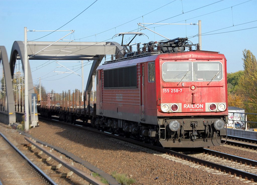155 258-7 mit einem Leerzug Rungenwagen Richtung Bernauer Str., 23.10.10 Berlin-Pankow.