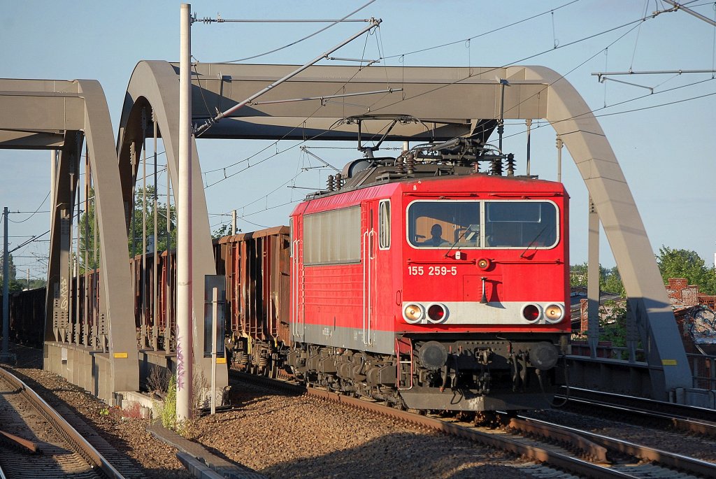 155 259-5 mit einem Ganzzug offener G�terwagen Richtung Berliner Innenstadt, 07.07.10 Berlin-Pankow.