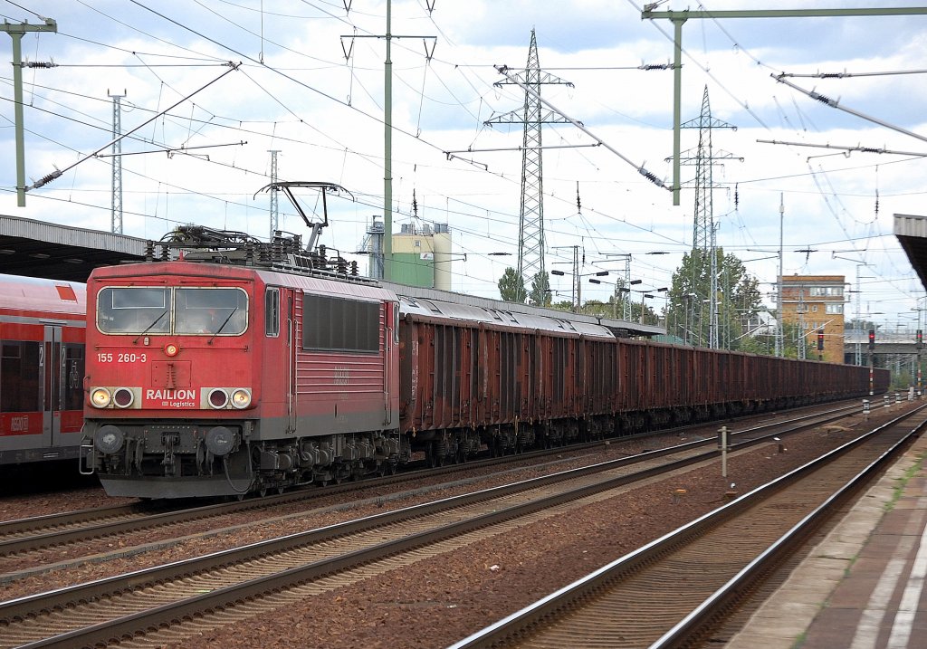 155 260-3 mit einem Ganzzug offener G�terwagen vom Typ Eas 073 + 074 der DB bei der Durchfahrt im Bhf. Flughafen Berlin-Sch�nefeld, 16.09.10 