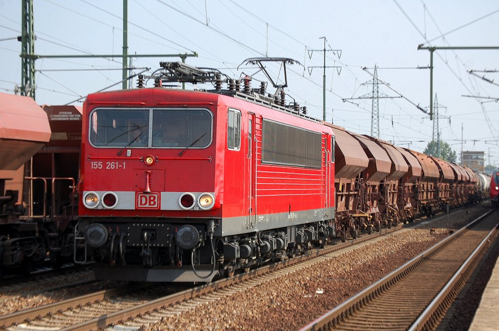 155 261-1 mit einem Zug Sch�ttgut- und Kesselwagen mit D�ngemitteln der Fa. skw PIESTERITZ, 21.08.12 Bhf. Flughafen Berlin-Sch�nefeld.