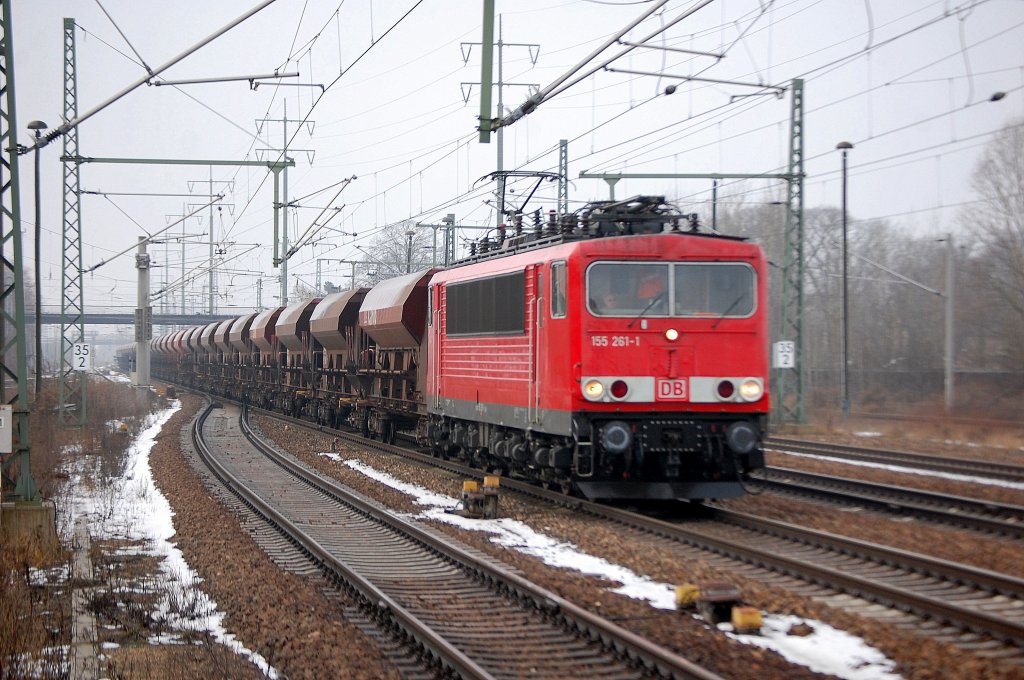 155 261-1 mit Ganzzug Sch�ttgutwagen, 18.12.12 Bhf. Flughafen Berlin-Sch�nefeld.