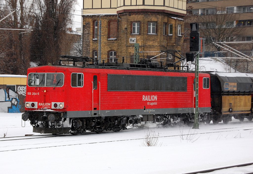 155 264-5 mit einem Ganzzug leerer polnischer Sch�ttgutwagen im Gbf. Berlin-Moabit, 12.02.10