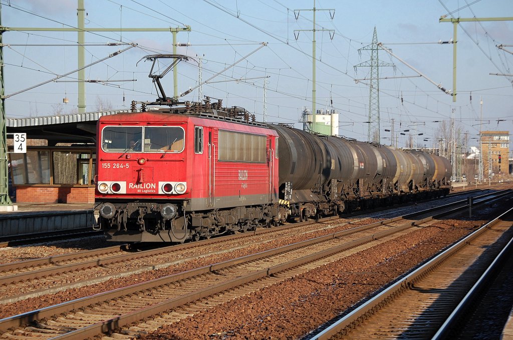 155 264-5 mit Kesselwagenzug, 26.01.12 Bhf. Flughafen Berlin-Sch�nefeld.