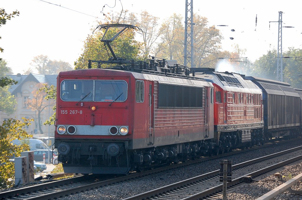 155 267-8 + dampfender 233 233-6 mit Ganzzug Schiebewandwagen Richtung Bernau, 12.10.10 Berlin-Karow.