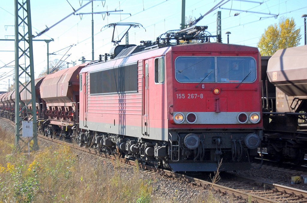 155 267-8 mit einem Ganzzug DB Sch�ttgutwagen mit Schwenkdach der Fa. YARA aus Rostock f�hrt zum Kurzhalt mit Personalwechsel im Bhf. Berlin-Sch�nefeld Flughafen ein, 13.10.10