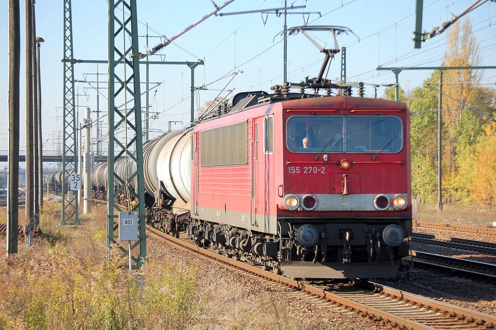 155 270-2 f�hrt mit Kesselwagenzug zum Personalwechsel im Bhf. Flughafen Berlin-Sch�nefeld ein, 17.10.11