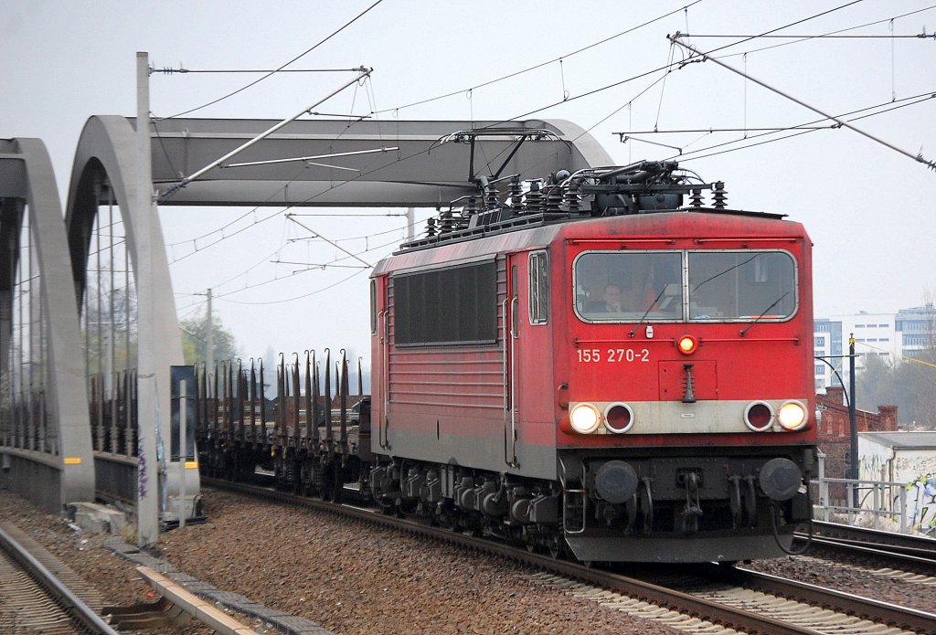 155 270-2 mit einem Leerzug Rungenwagen Richtung Innenstadt, 06.04.11 Berlin-Pankow.