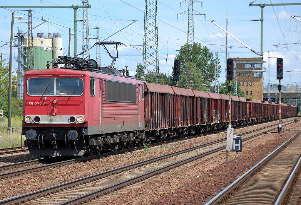 155 272-8 mit einem Ganzzug offener G�terwagen, 19.07.11 Bhf. Flughafen Berlin-Sch�nefeld. 