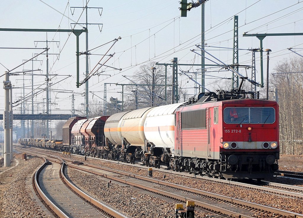 155 272-8 mit einem gemischten G�terzug, 01.03.11 Bhf. Flughafen Berlin-Sch�nefeld.