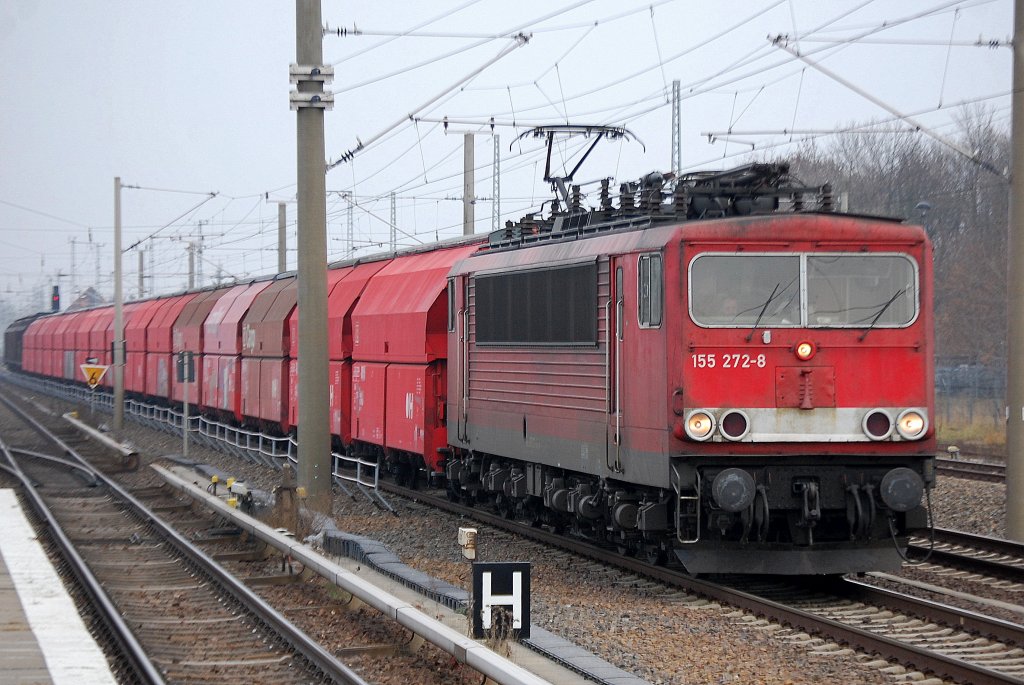 155 272-8 mit einem G�terzug haupts�chlich aus gedeckten Selbstentladewagen bestehend Richtung Innenstadt am 24.11.11 Berlin-Blankenburg.