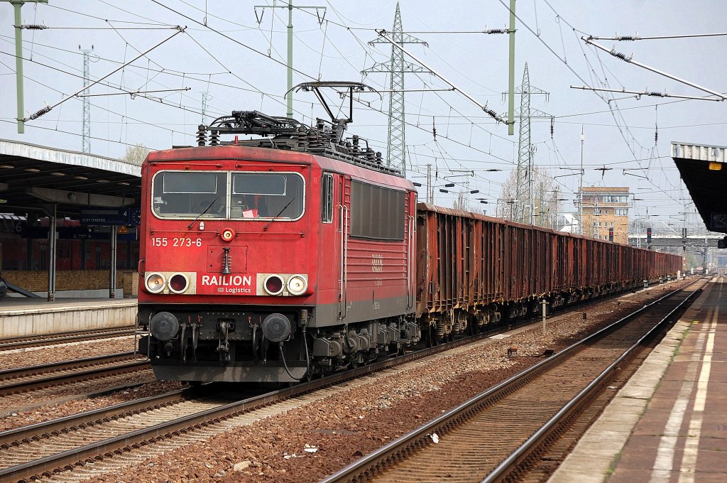 155 273-6 mit Ganzzug offener G�terwagen am 25.04.12 BHf. Flughafen Berlin-Sch�nefeld.