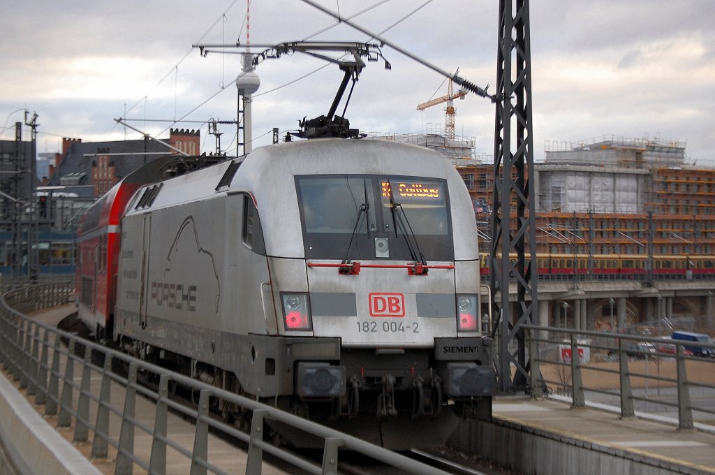 182 004-2 (DB Porsche Taurus) schiebt den RE 37405 Richtung Cottbus am 06.01.12 Berlin-Hbf.