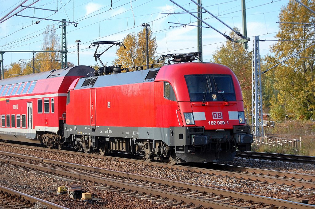 182 009-1 mit einem PbZ aus Doppelstocksteuerwagen + Doppelstockwendezug bei der Durchfahrt im Bhf. Berlin-Sch�nefeld Flughafen, 23.10.10
