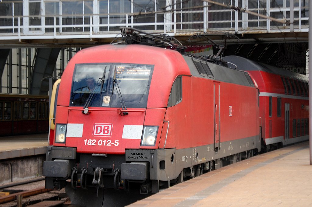 182 012-5 mit dem RE7 nach Wittenberge bei der Ausfahrt Bhf. Berlin-Alexanderplatz.
