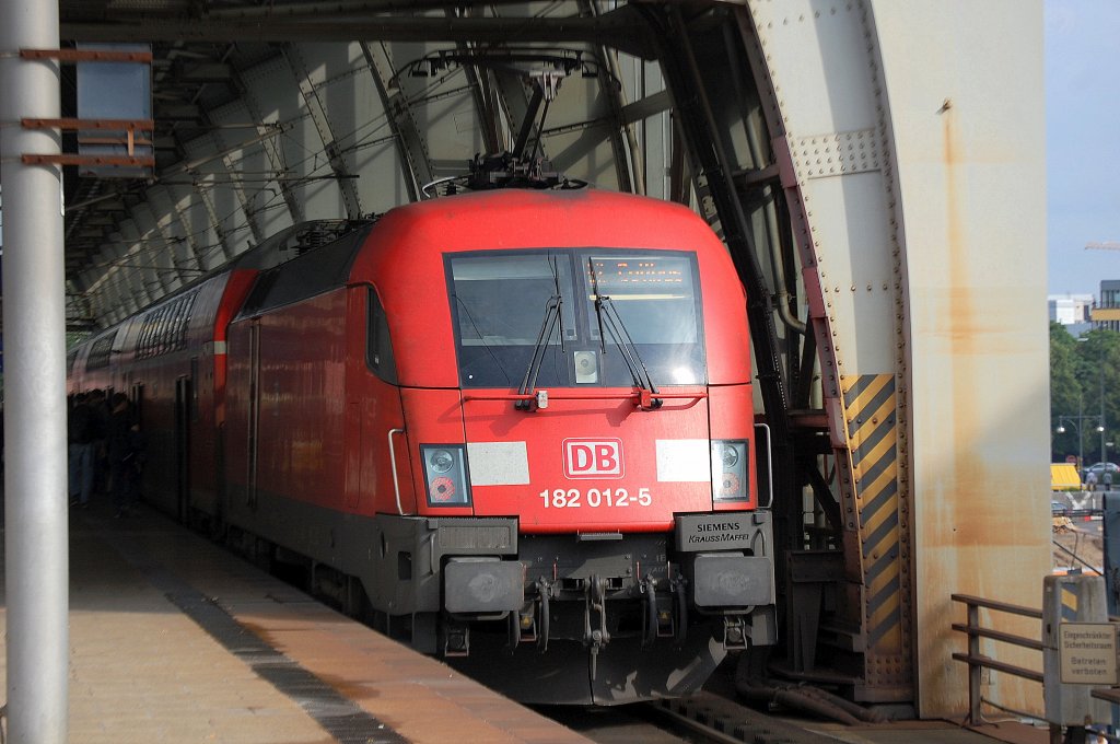 182 012-5 mit dem RE7 nach Cottbus, 18.07.12 Bhf. Berlin-Alexanderplatz.