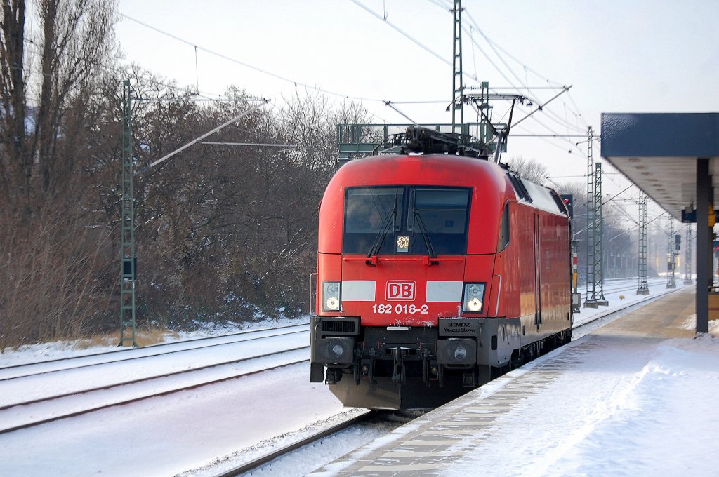 182 018-2 bei der Durchfahrt im Bhf. Berlin-Jungfernheide Richtung Westhafen, 12.12.12