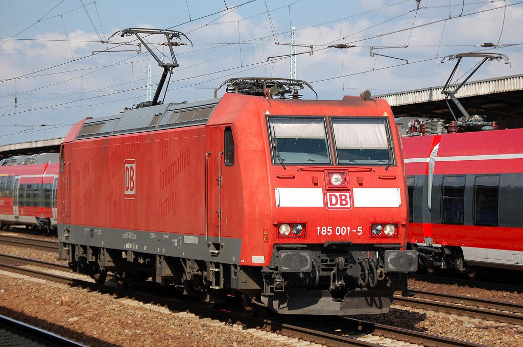 185 001-5 wartet auf eine G�terzug�bergabe mit einem Kesselwagenzug (Kreideschlamm) am 04.07.12 Bhf. Flughafen Berlin-Sch�nefeld.     