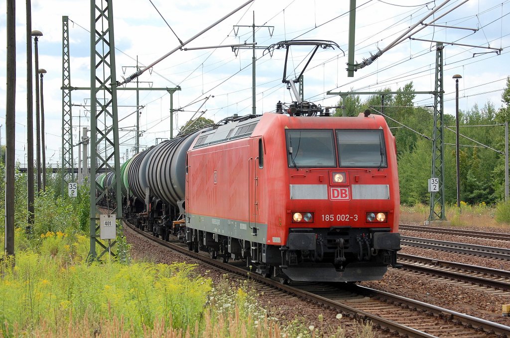 185 002-3 fahrt mit Kesselwagenzug kurz zum Personalwechsel im Bhf. Flughafen Berlin Sch�nefeld ein, 01.08.13