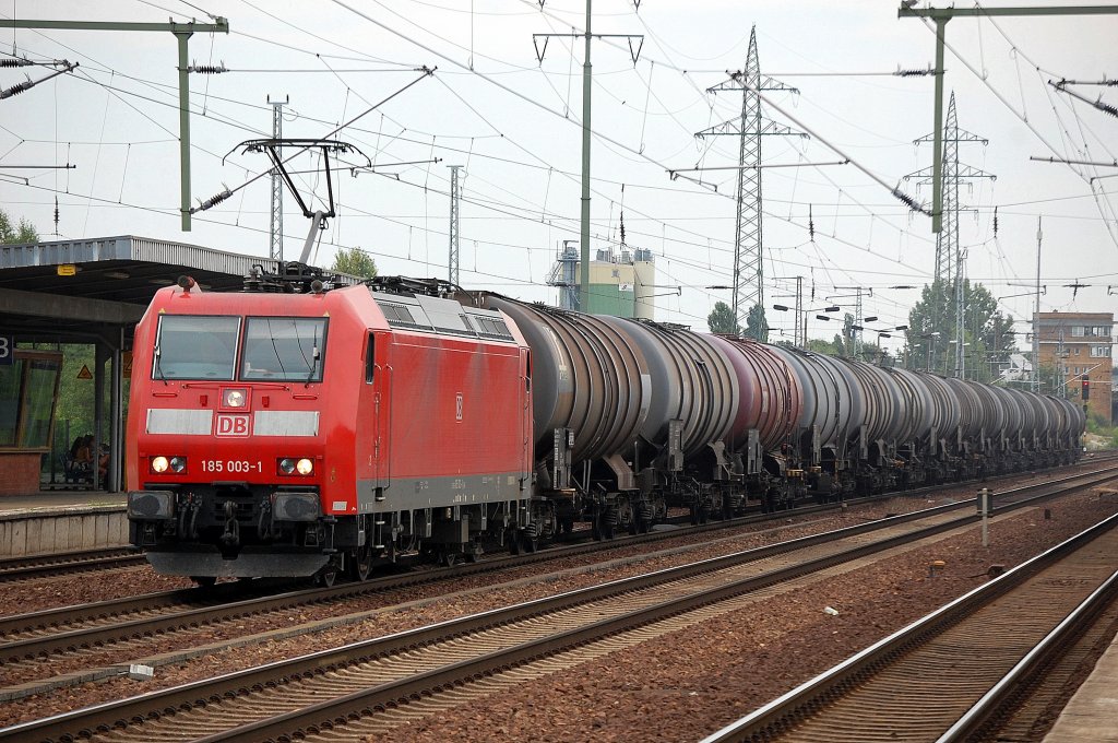 185 003-1 mit einem Ganzzug Kesselwagen bei der Durchafhrt im Bhf. Flughafen Berlin-Sch�nefeld, 12.08.10