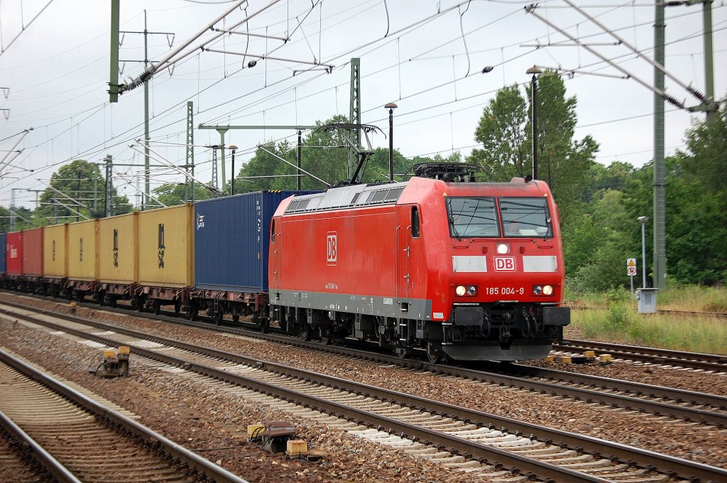 185 004-9 mit Containerzug am 21.06.12 Bhf. Flughafen Berlin-Sch�nefeld.