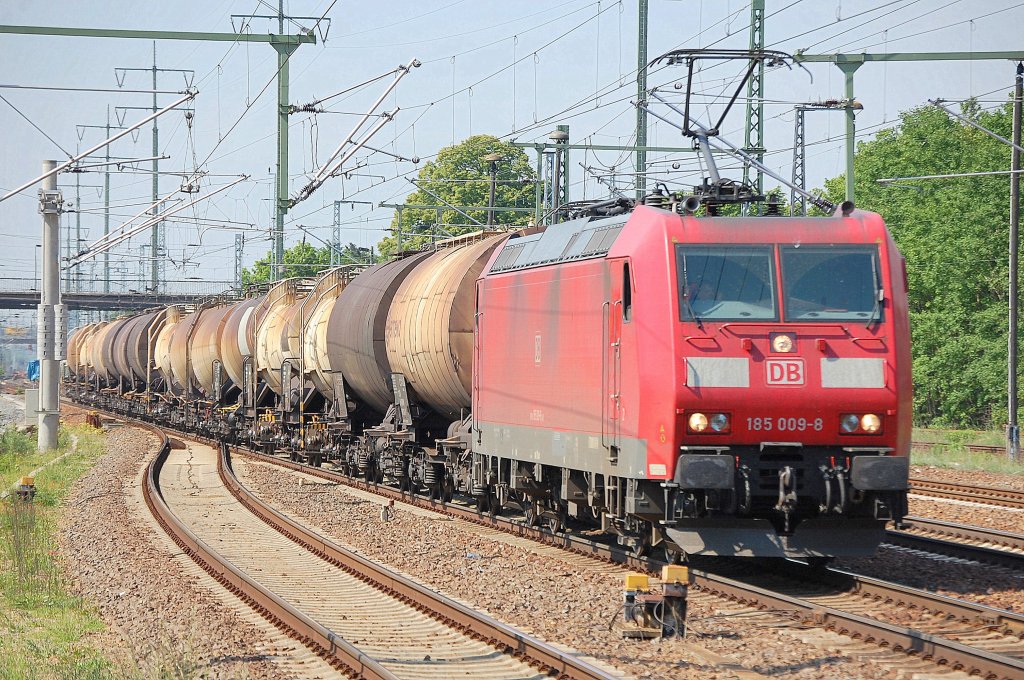 185 009-8 mit einem Ganzzug Kesselwagen (Kreideschlammtransporte) bei der Durchfahrt im Bhf. Flughafen Berlin-Sch�nefeld am 19.05.11