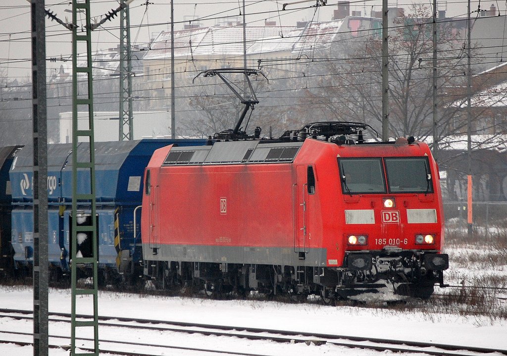 185 010-6 mit einem Zug polnischer Selbstentladewagen, wahrscheinlich Kohlelieferung f�r eines der Berliner Kohlekraftwerke beim Kurzhalt Berlin-Beusselstr. 22.12.10