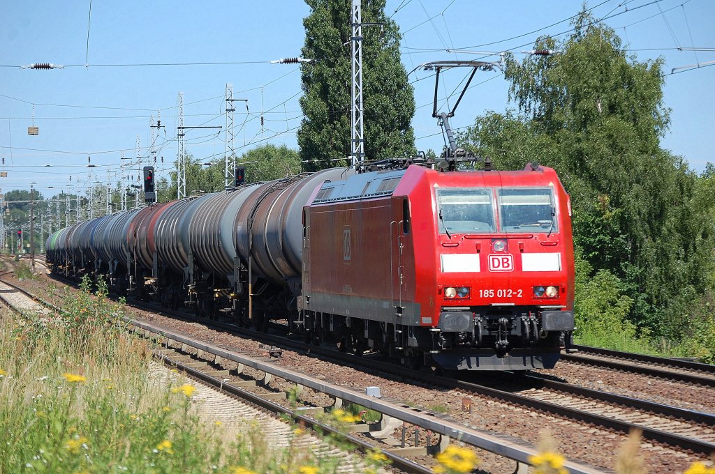 185 012-2 mit Kesselwagenzug, 29.06.11 Berlin-Karow.