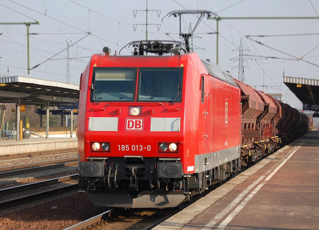 185 013-0 mit einem Ganzzug gedeckter Sch�ttgutwagen nach Personalwechsel im Bhf. Flughafen Berlin-Sch�nefeld abfahrbereit, 15.02.11